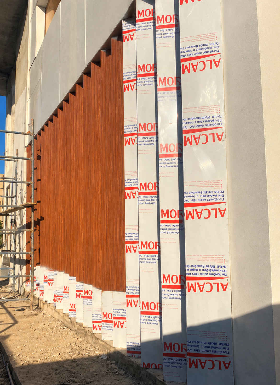 Façade de bâtiment avec panneaux Alucobond en cours de réalisation